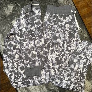 Women’s medium Simply Vera Wang pajama/lounge set. With pockets! GUC.